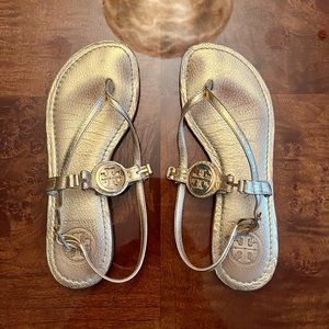 Tory Burch Gold Logo Thong sandals, size 5.5